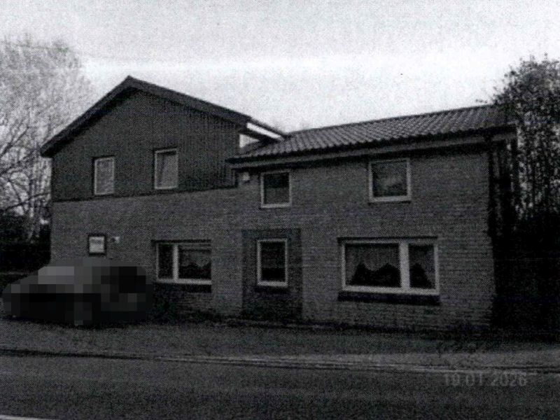 Wohnhaus mit Garagen-/Lagergebäude, offener Fahrzeughalle in Schalkholz - Bild 1