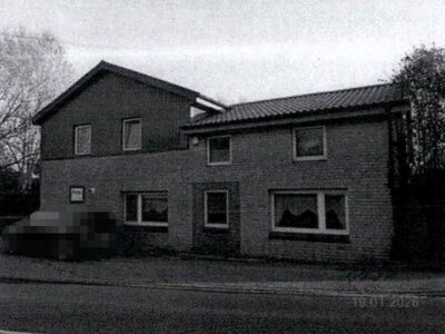 Wohnhaus mit Garagen-/Lagergebäude, offener Fahrzeughalle in Hauptstraße 10, 25782 Schalkholz - Bild 1