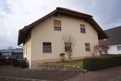 Kfz-Stellplatz, Garage, Einfamilienhaus, Einfamilienhaus mit Einliegerwohnung in Johannes-Meyer-Weg 3, 33034 Brakel - Bild 1