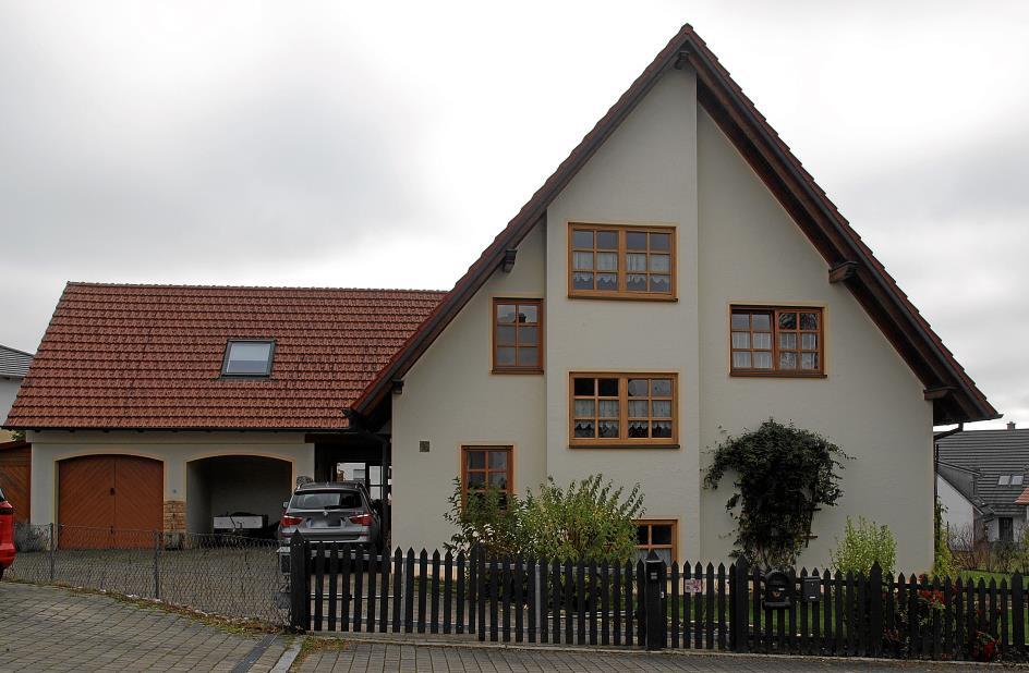 Wohnhaus (ausgebaut als Zweifamilienhaus) mit angebauter Garage in Reichenschwand - Bild 1