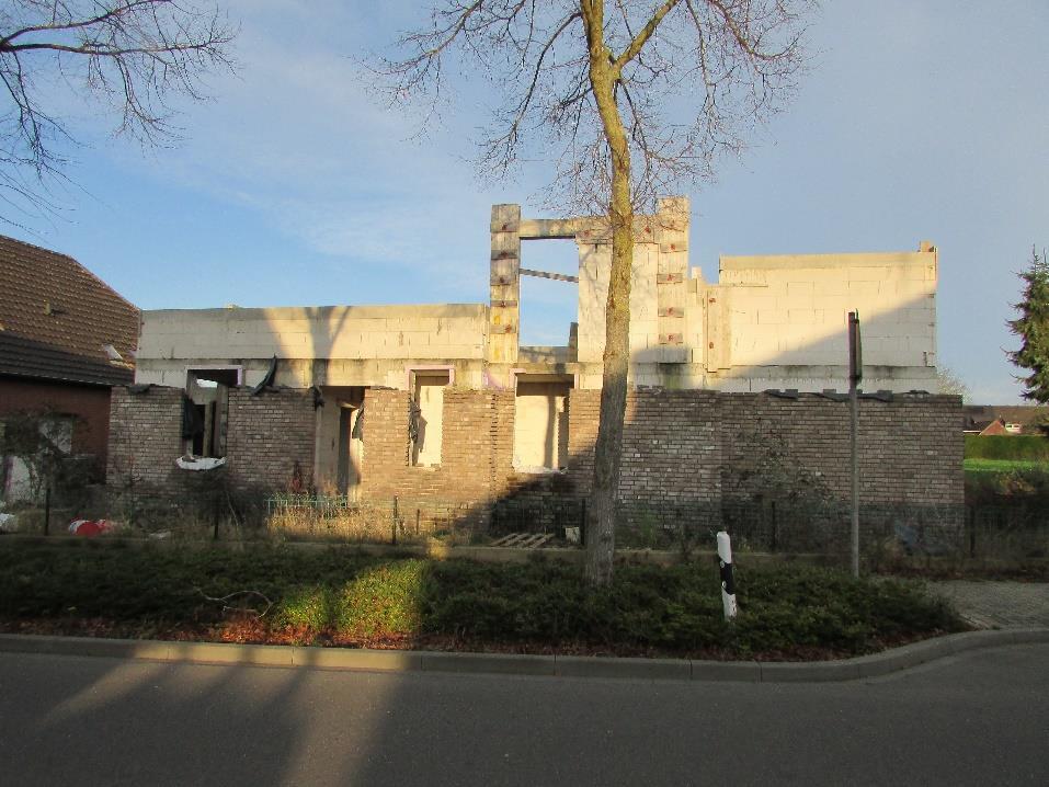 Teil-Rohbau eines geplanten Zweifamilienhauses in Kranenburg - Bild 1
