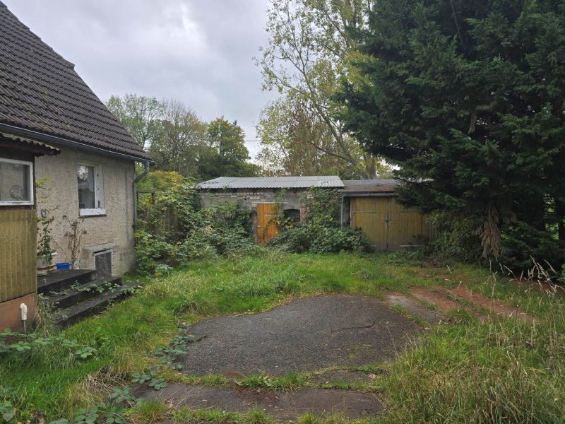Reihenhaus mit 3 Wohneinheiten und einfachen Nebengebäuden in Schmoldow - Bild 2