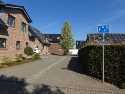 Garage, Eigentumswohnung (3 bis 4 Zimmer), sowie einem ohne Genehmigung (weitgehend) ausgebauten Dachgeschoss in Hauptstraße 40, 41363 Jüchen, Holz - Bild 1