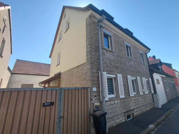 Zweifamilienhaus in Albertshofen - Bild 1