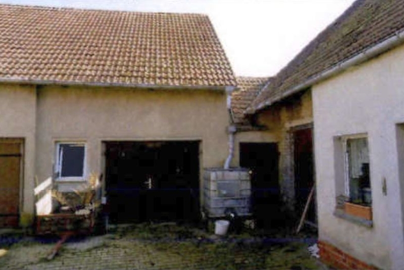 Einfamilienhaus mit Nebengebäuden in Ihlow - Bild 1