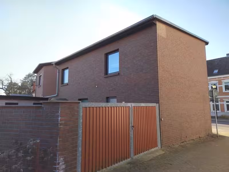 Einfamilienhaus mit Einliegerwohnung und Nebengebäuden in Goldberg - Bild 2