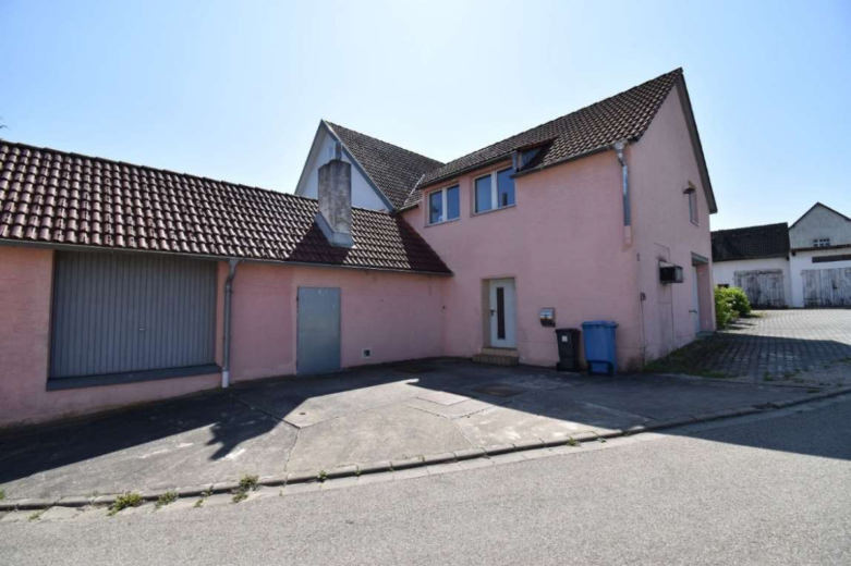 Einfamilienhaus mit Anbauten samt integrierter Garage, Nebengebäude mit Abstellräumen in Parsberg - Bild 1