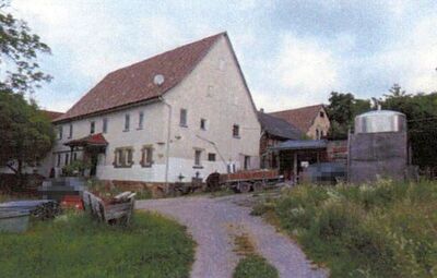 Wohnhaus mit landwirtschaftlichen Nebengebäuden in Trollingerstraße 4, 74189 Weinsberg - Bild 1