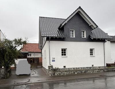 Einfamilienwohnhaus mit Nebengebäuden sowie rückseitig angrenzendes, unbebautes Grundstück in Sohlbaum, 35641 Schöffengrund, Schwalbach - Bild 1