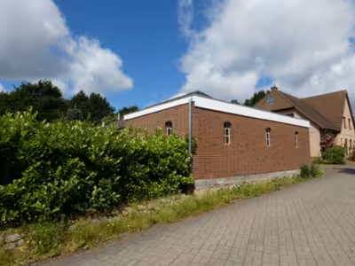 Einfamilienhaus nebst 2 Garagen in Kampen 9, 25746 Ostrohe - Bild 1