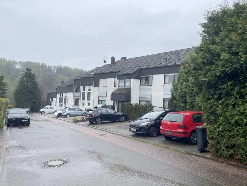 Eigentumswohnung (3 bis 4 Zimmer), Wohnung im Obergeschoss und Speicherraum im Dachgeschoss, Sondernutzungsrechte an 2 Pkw-Stellplätzen im Freien und an einer Grünfläche in Bad Essen - Bild 2