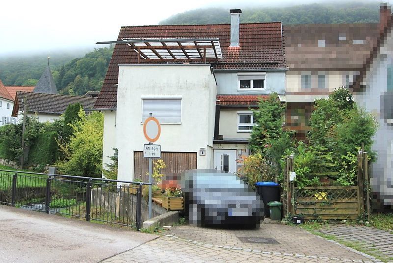 Einfamilienwohnhaus mit 2 Garagenanbauten und kleinem Garten in Mühlhausen im Täle - Bild 1