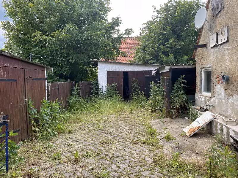 Doppelhaushälfte mit Nebengebäuden in Gröningen - Bild 3