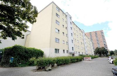 Wohn-/Geschäftshaus in Mahnkopfweg 15, 13595 Berlin - Bild 2