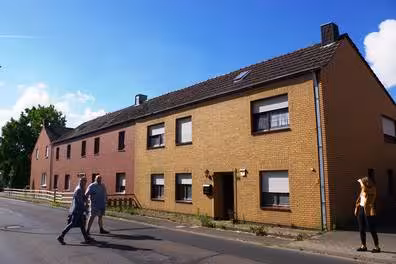 Garage, Einfamilienhaus, Es handelt sich bei dem Versteigerungsobjekt um ein Einfamilienhausgrundstück (Reihenendhaus) mit 2 Garagen. in Rommerskirchen - Bild 1