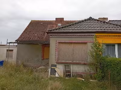 Einfamilienhaus (unbewohnbar durch Brand) und abbruchreife Ruine in Pensiner Siedlung 20, Loitzer Straße 43, 17109 Demmin - Bild 1