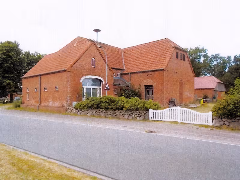 Wohnhaus mit Nebenflächen und Nebengebäude in Uphusum - Bild 3