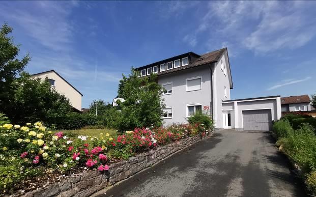 Mehrfamilienhaus mit Massivgarage und Fertiggarage in Hof - Bild 1