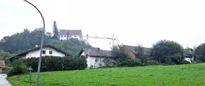 baufälliges Gebäudeensemble und Wiese in Almstraße 1,3, 82467 Isen, Burgrain - Bild 1