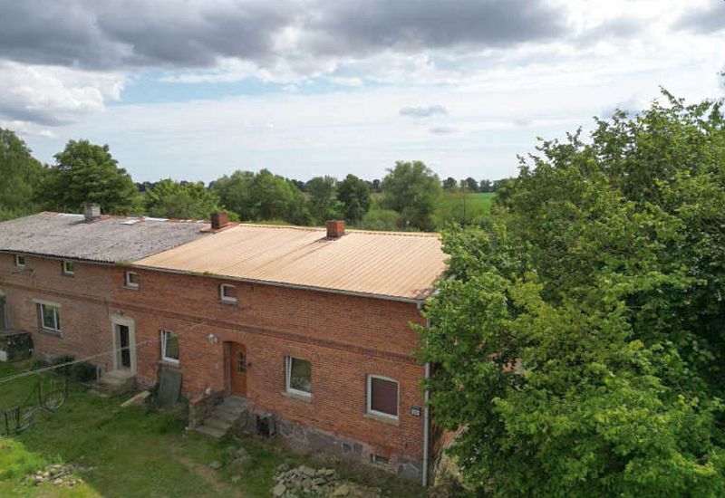 Einfamilienwohnhaus (Doppelhaushälfte) mit Nebengebäude in Gültz - Bild 1