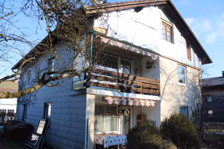 Dreifamilienhaus mit zwei Doppelgaragen in Traunstein - Bild 1
