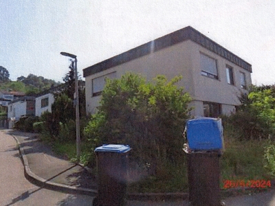 Einfamilienwohnhaus mit Einliegerwohnung und Garage in Am Sonnenhang 55, 71364 Winnenden-Birkmannsweiler - Bild 1