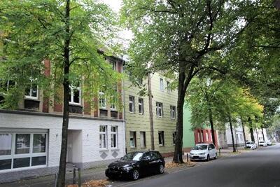 Garage, Mehrfamilienhaus, Nebengebäude augenscheinlich baufällig in Lipper Weg 143, 45772 Marl, Drewer-Nord - Bild 2