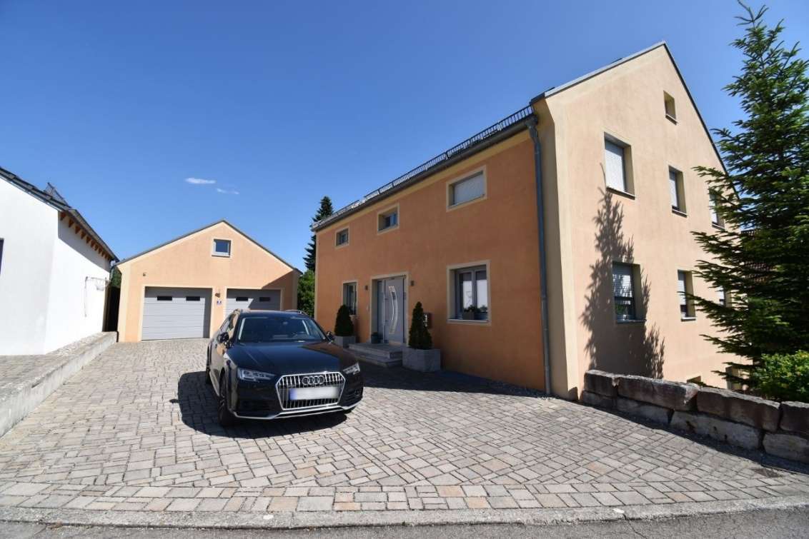 Einfamilienhaus, Doppelgarage mit Geräteraum in Dietfurt an der Altmühl - Bild 1