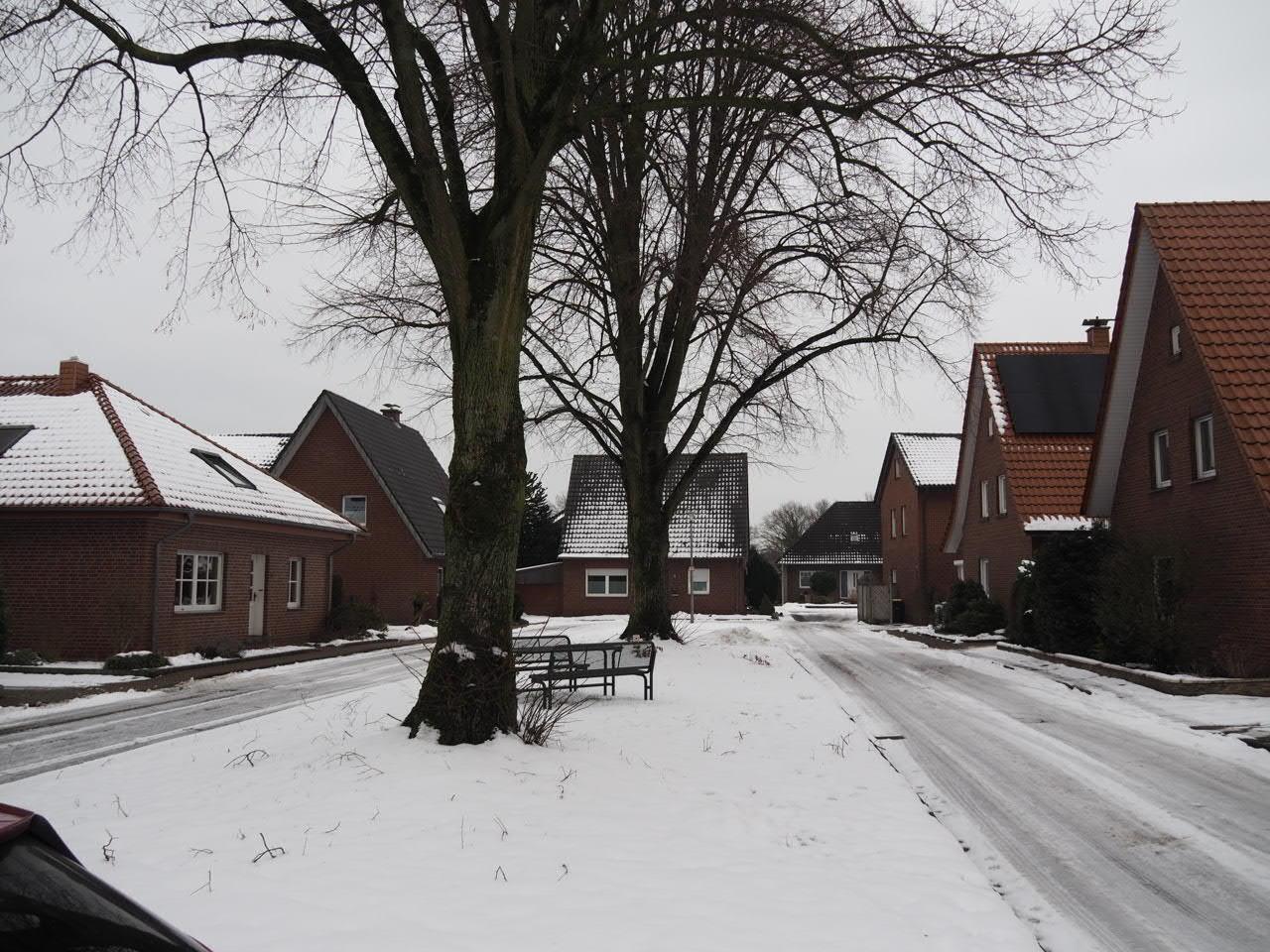 Garage, Einfamilienhaus, Das genehmigte wird derzeit als Wohnhaus mit 3 Wohneinheiten genutzt - 2 weitere Nebenanlagen (Schuppen) in Vreden - Bild 3