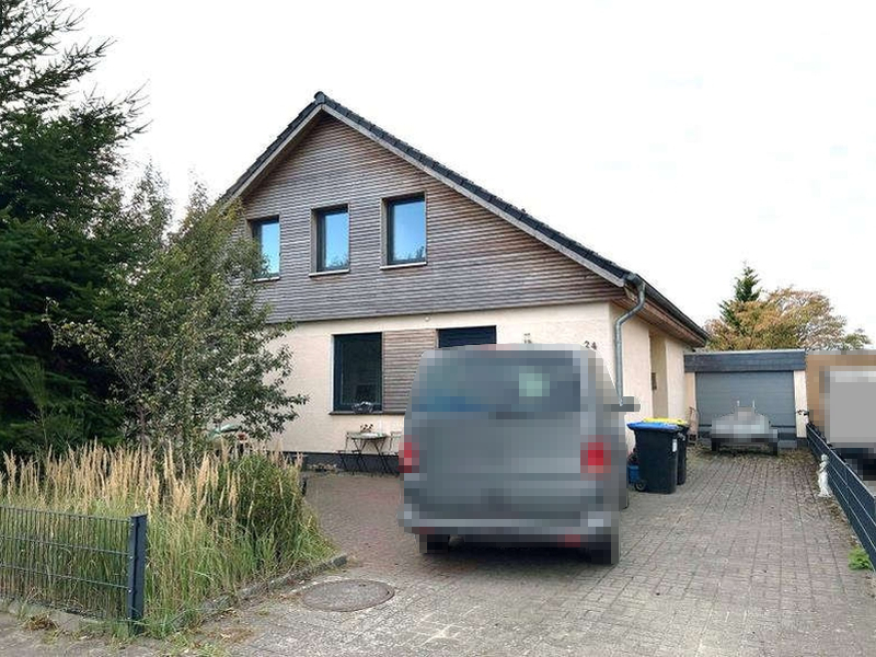 Wohnhaus und Garage in Wrestedt - Bild 1