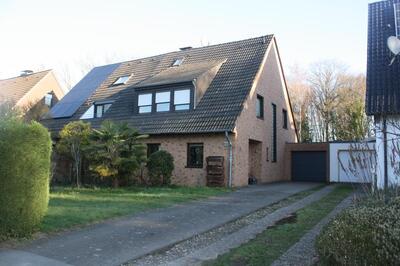 Garage, Einfamilienhaus, Doppelhaushälfte, Einfamilienhaus (DHH) mit übertiefer Garage und Waldfläche in Locher Weg 72, 40764 Langenfeld (Rheinland), Reusrath - Bild 1