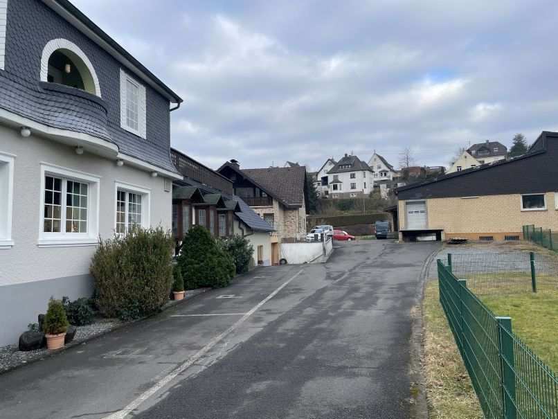 Garage, Einfamilienhaus, Einfamilienhaus mit nicht genehmigten Umbauarbeiten in ein Dreifamililenhaus in Morsbach - Bild 4