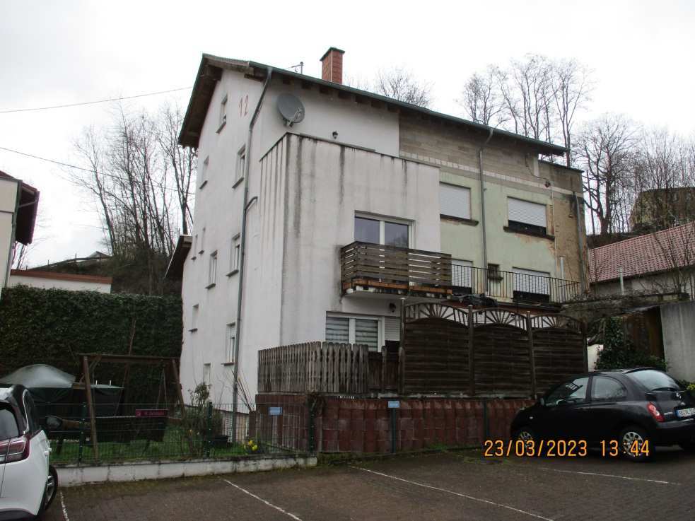 Freistehendes Mehrfamilienhaus mit vier Wohnungen, dazu ein Zimmer   im Dachgeschoss, einseitig Grenzbebauung, gegliedert in 1. und 2. UG, EG, OG und DG. in Friedrichsthal - Bild 3