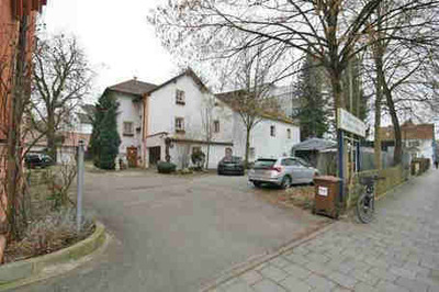 Ehemalige  Gaststätte mit Anbauten und einer Kegelbahn mit Anbau und Nebengebäuden in Altdorferstraße  11, 93049 Regensburg - Bild 2