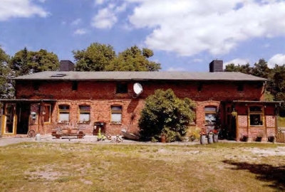 Zweifamilienhaus mit Nebengebäuden in Straße der Einheit 1, 17379 Wilhelmsburg OT Eichhof - Bild 2