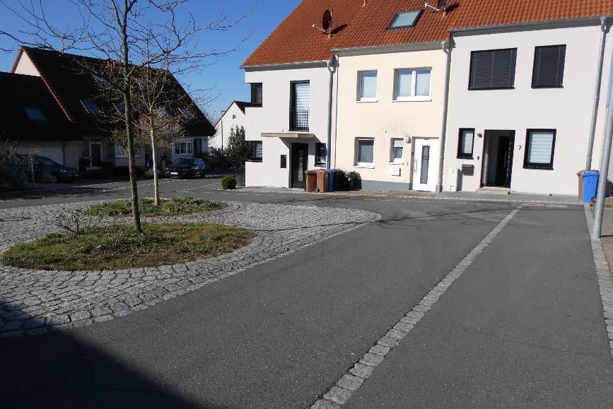 Grundstück mit zweigeschossigem Wohnhaus, Verkehrsfläche, Stellplatzfläche in Würzburg - Bild 2