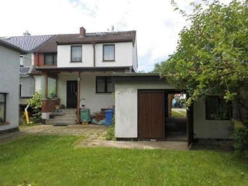Doppelhaushälfte mit Garage und baulichen Nebenanlagen in Rostock - Bild 1