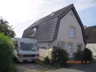 Einfamilienhaus mit älterem Hintergebäude und Garagengebäude in Karpfenteich 3, 24837 Schleswig - Bild 1