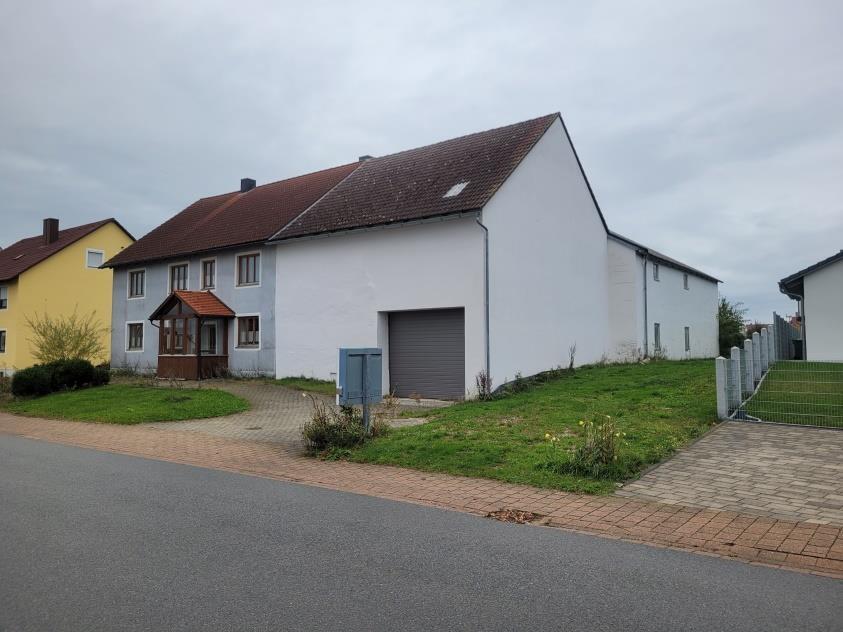 Wohnhaus mit Stall- und Scheunenanbauten in Burgsalach - Bild 1