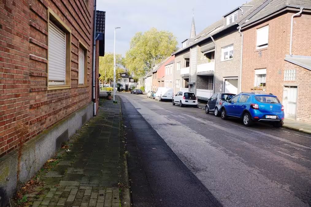 Garage, Einfamilienhaus, Doppelhaushälfte sowie Einzelgarage, zahlreiche schwerwiegende Schäden und Mängel, keine Bauakte, Bestandsschutz unterstellt in Grevenbroich - Bild 6