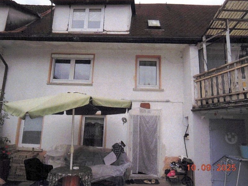 Wohnhaus und Verkehrsfläche/Weg in Helmstadt - Bild 1