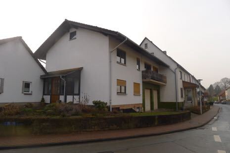 Hofanlage mit 3 Wohneinheiten, zwei Scheunen, Garage und Nebengebäuden in Hombressen - Bild 1