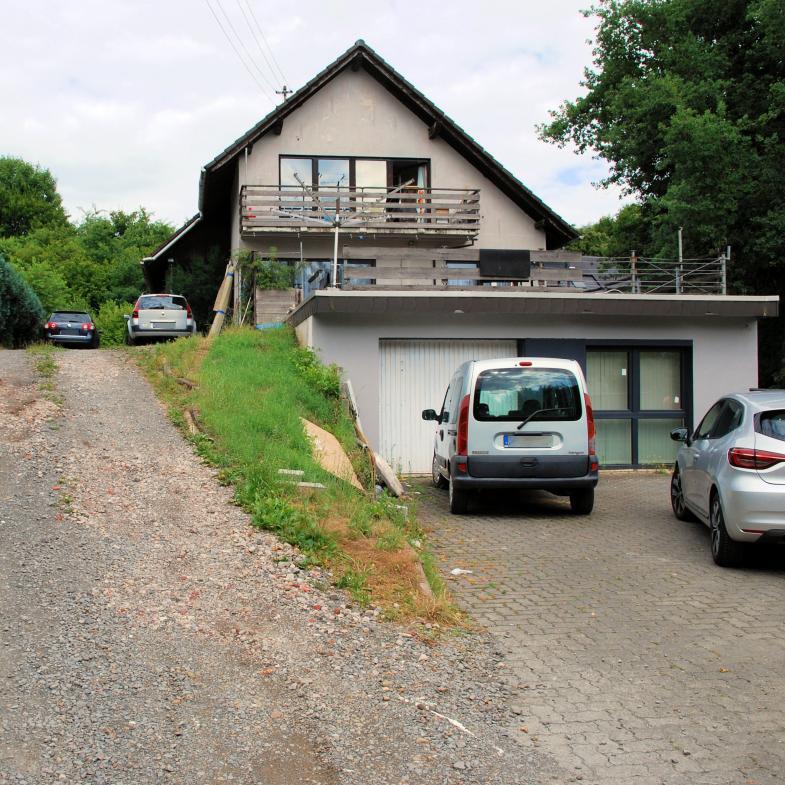 Mehrfamilienhaus, Garage, Baugrundstück in Windeck - Bild 1