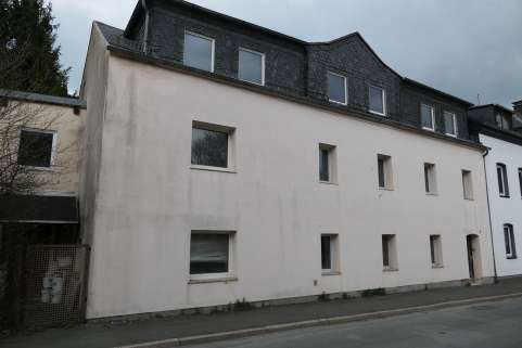 Grundstück mit Mehrfamilienwohnhaus, Wohnhausanbau und drei Fertiggaragen in Hof - Bild 2