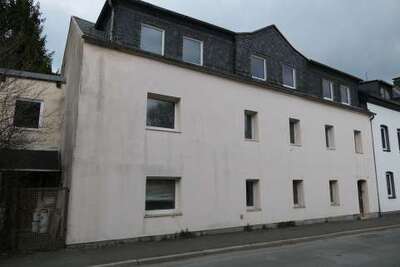 Grundstück mit Mehrfamilienwohnhaus, Wohnhausanbau und drei Fertiggaragen in Schulstraße 8, 95032 Hof, Krötenbruck - Bild 2