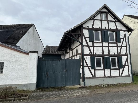 Einfamilienhaus, und Nebengebäude 2x Stall, 1x Scheune in Vettweiß - Bild 1