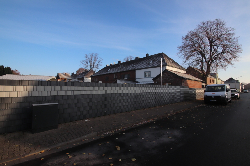 Garage, Einfamilienhaus, nebst ehemaligem Wirtschaftsanbau sowie Carport in Grevenbroich - Bild 2