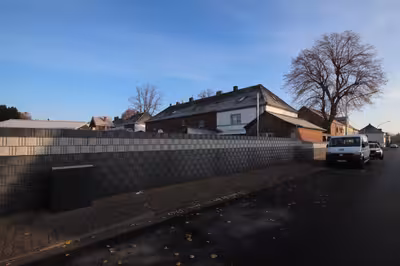 Garage, Einfamilienhaus, nebst ehemaligem Wirtschaftsanbau sowie Carport in von-der-Porten-Straße 44, 41515 Grevenbroich, Grevenbroich - Bild 2