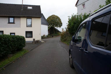 Reihenhaus, Kfz-Stellplatz, Einfamilienhaus, Altbau ehem. landw. Gebäude in mäßigem Zustand in Nümbrecht - Bild 2
