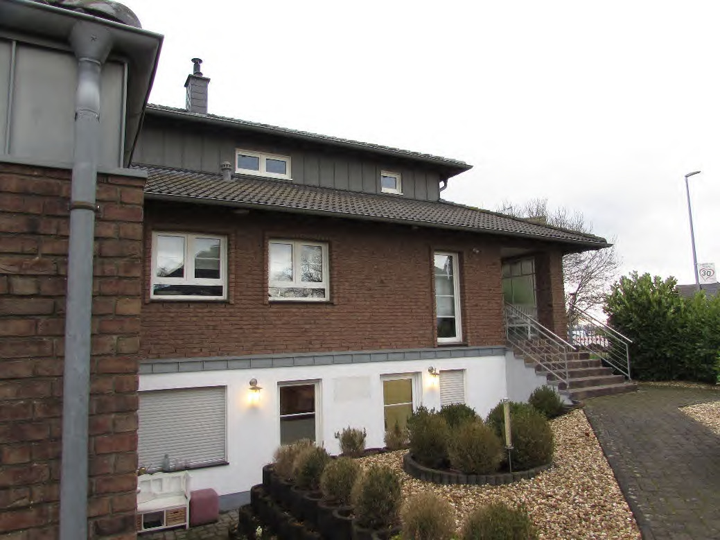 Kfz-Stellplatz, Gewerbeeinheit (z.B. Laden, Büro), Garage, Einfamilienhaus in Elsdorf - Bild 2